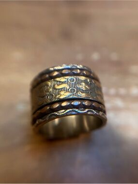 Wide Textured mix metal tone spinner ring with Braided Detail